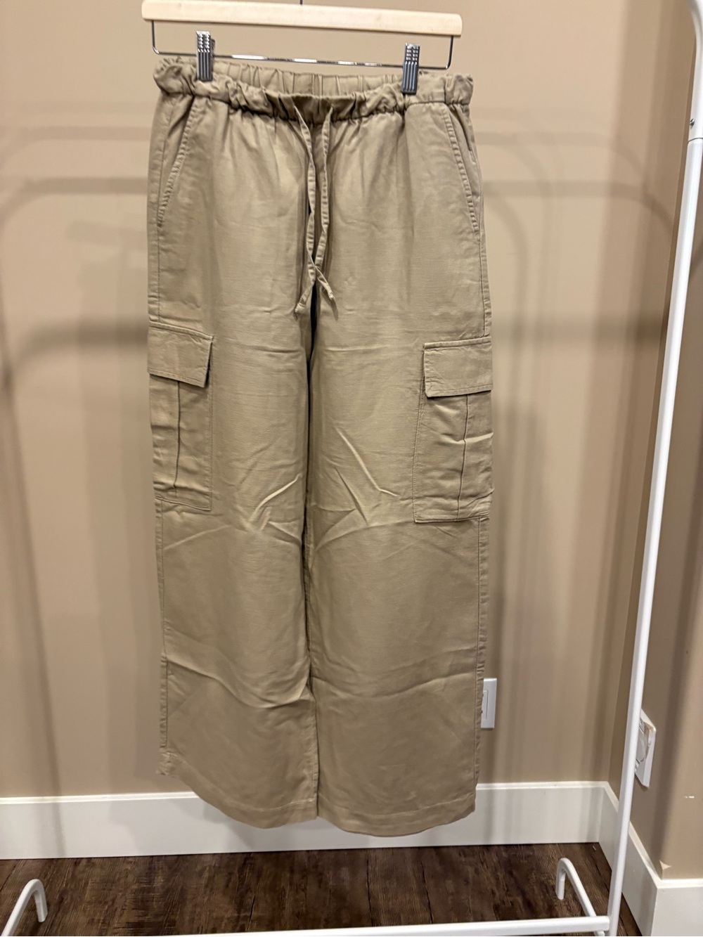 Wide-Leg Cargo Pants in Khaki